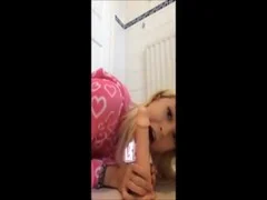 แฟนหนุ่มใจดีซื้อควยปลอมส่งมาให้แฟนสาวที่ไม่ได้อยู่ด้วยกันใช้ เเฟนสาวเลยขอทดลองให้ควยปลอมยัดหีเปิดกล้