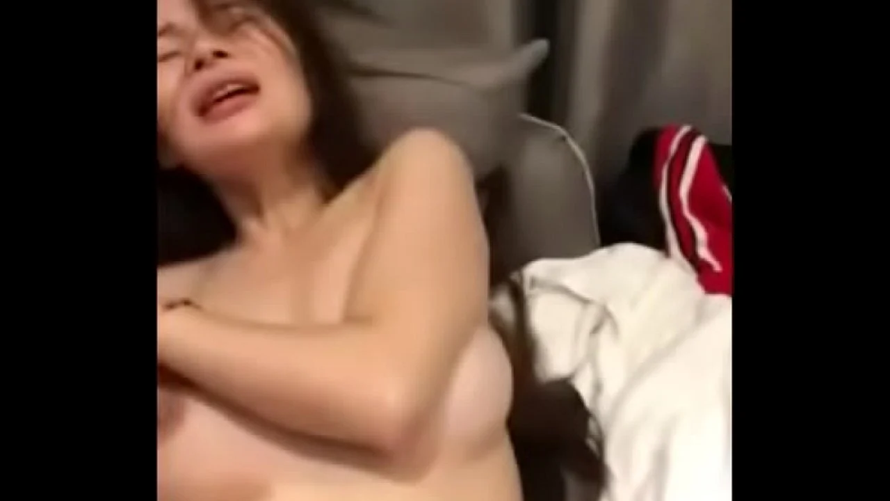 พาสาวกะหรี่ชาวจีนไปเปิดห้องเเล้วโม็คควยเเล้วขึ้นขย่มควบควยจนสาวจีนโดนเย็ดท่าหมาจนเเตกในน้ำเงี่ยนเต็ม