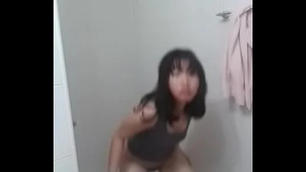 คลิปหลุดแอบถ่าย สาวน้อยเซ็กจัดแอบมาช่วยตัวเองในห้องน้ำเจอผัวแอบตั้งกล้อง