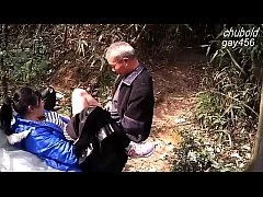 คลิปโป๊แอบถ่าย คนแก่แถวบ้านไม่รู้ไปกินอะมาเงี่ยนจัด พากันไปเย็ดในป่าหลังบ้าน