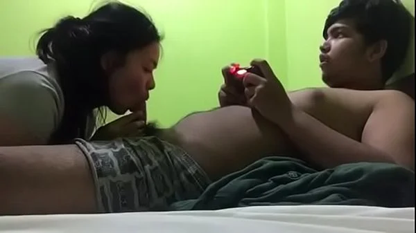 ให้แฟนอมควยให้ แล้วตัวเองนอนเล่นเกมส์แอบถ่ายคลิป18