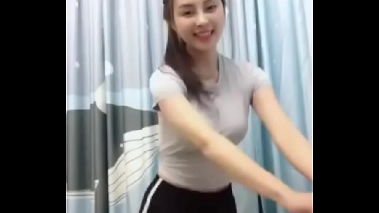 สาวน้อยน่ารักโชว์หหีเต็มจอ หมอยดกมากแล้วเอาเครื่องสั่นไปถูแตดอย่างเสียว